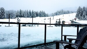 A snow-covered ski slope with a chairlift and a building in the background. - Family Time, Mountain Views, Perfect Vibes.
Carleton Lodge Patio Condo. (Whistler)