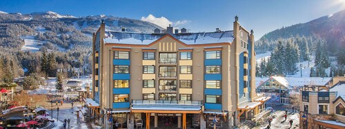 Family Time, Mountain Views, Perfect Vibes.
Carleton Lodge Patio Condo.