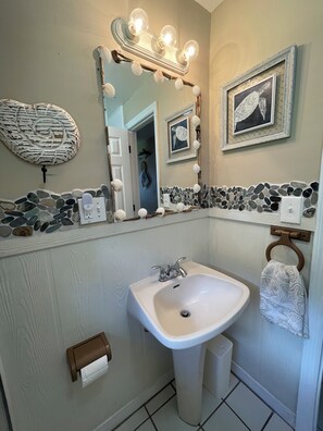 Tina, secadora de cabello, toallas, papel de baño