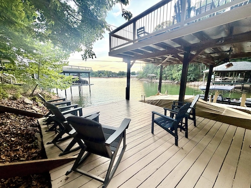 5 Bed 4 Bath Waterfront Home on Deep Water Cove Ideally located by car or boat!
