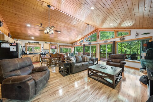 Boat Slip/Fire Pit/Wifi/Roku/Golf Course/3 Min Drive to Marina