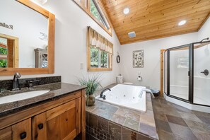 Combined shower/tub, jetted tub, hair dryer, towels
