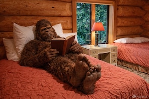2 bedrooms, iron/ironing board, free WiFi, bed sheets - Luxury Riverfront Log Cabin Near Stevens Pass with Hot Tub & Two-Story Fireplace (Baring)