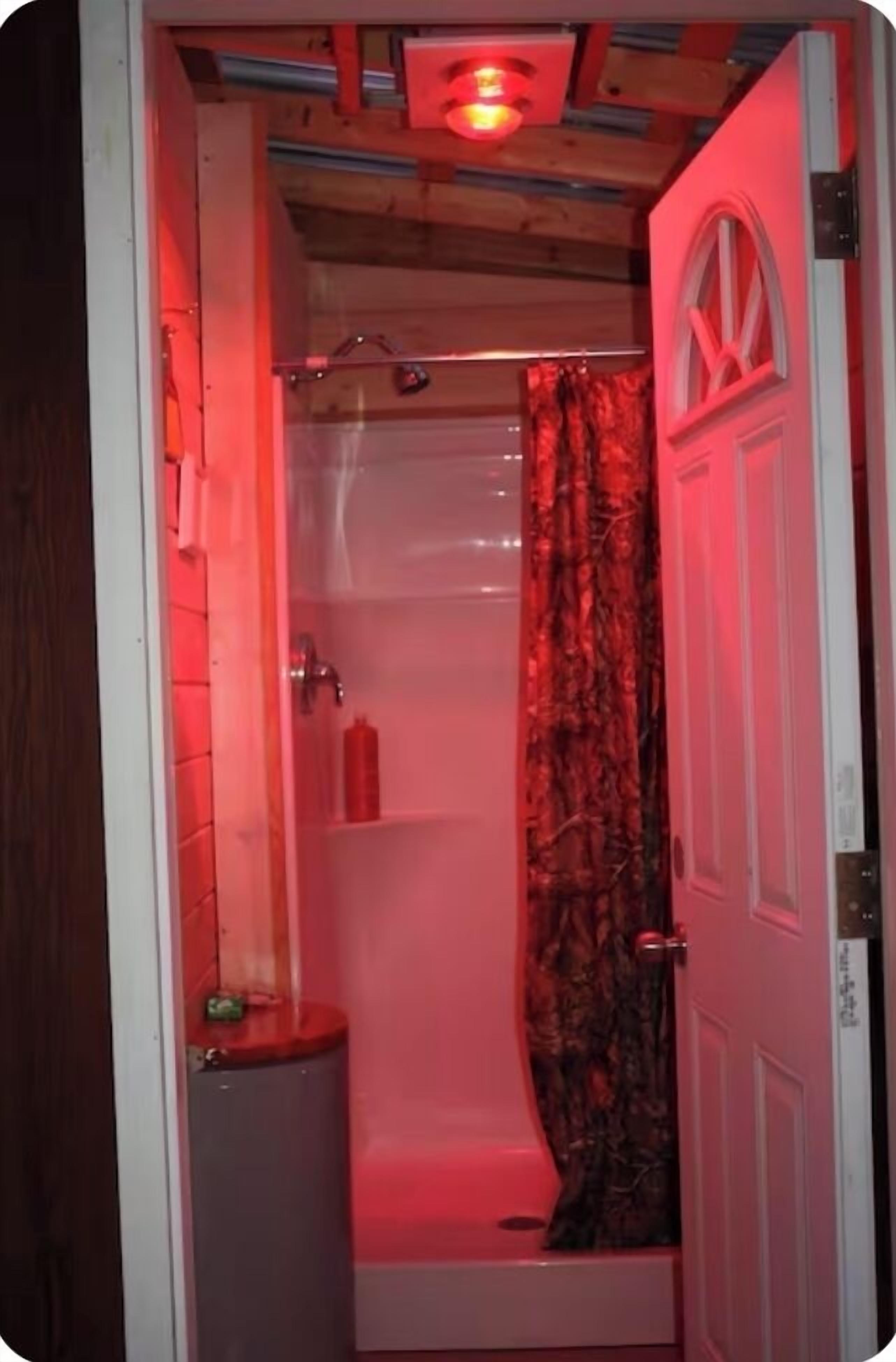 Regadera, toallas, jabón, shampoo 