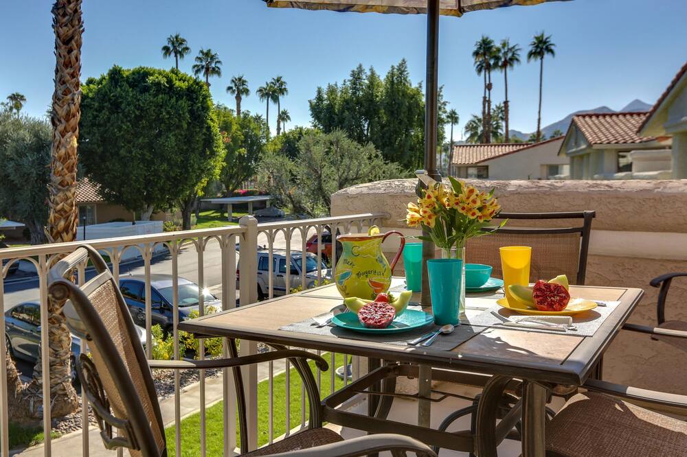 Updated Mesquite CC Condo! Pool! Spa! Golf! Mountain views!