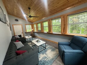 Smart TV, fireplace, DVD player, books - North Shore Retreat: outdoor firepit, propane solo stove and firewood provided! (Duluth)