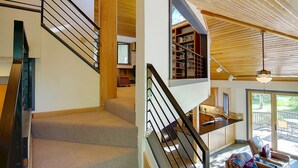 Un interno moderno con una scala, un angolo cottura e un balcone.
