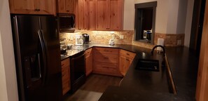 Kjøleskap, mikrobølgeovn, ovn og kokeplater