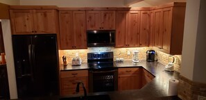 Frigorífico, microondas, horno y placa de cocina