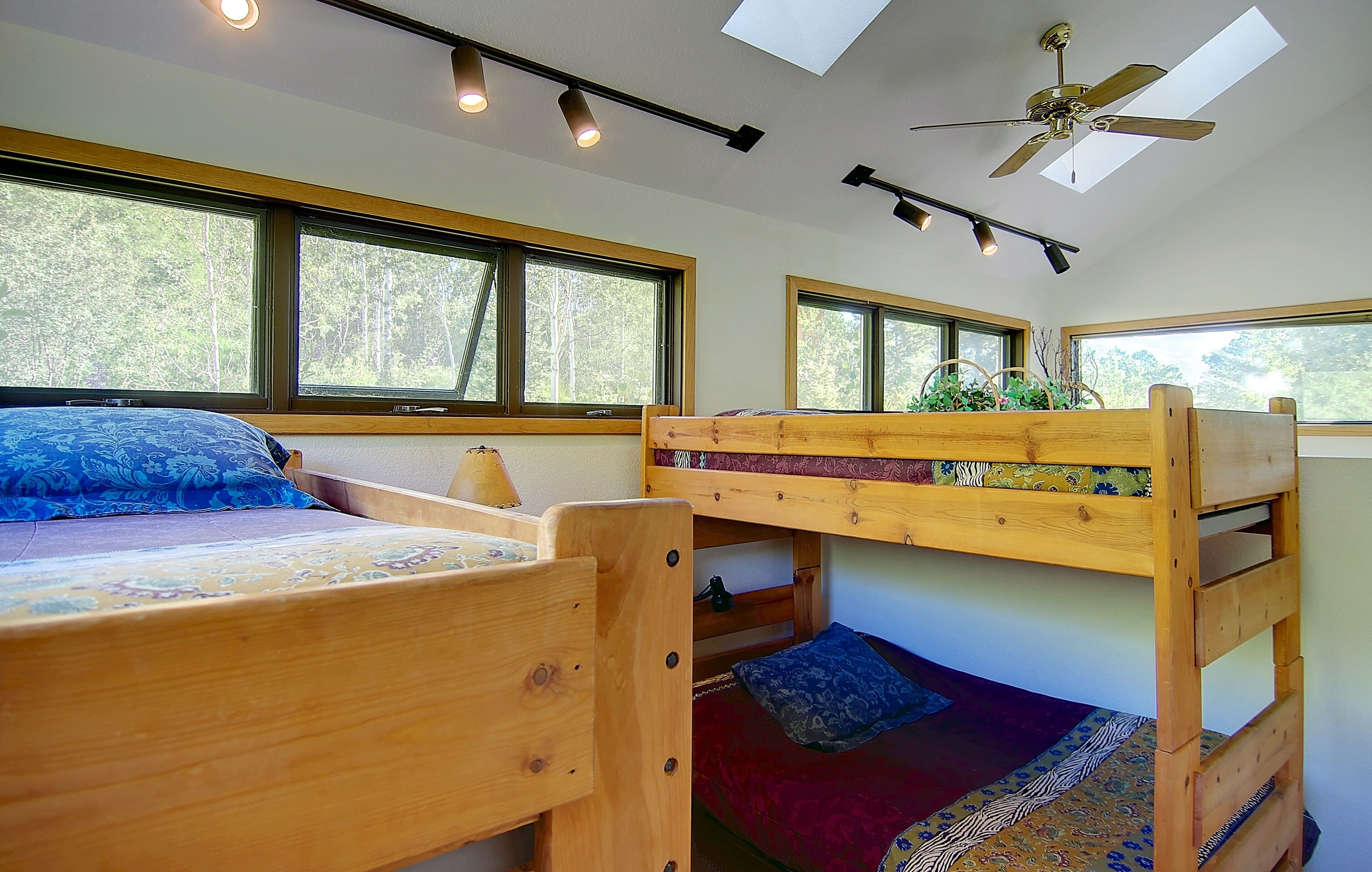 5 bedrooms, iron/ironing board, WiFi, bed sheets