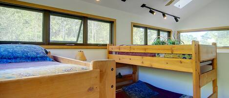 5 bedrooms, iron/ironing board, WiFi, bed sheets