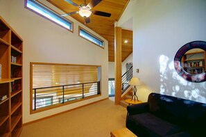 Una televisión, una chimenea, videojuegos, un reproductor de DVD