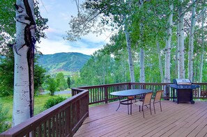 Outdoor dining - Luxury Home with Stunning Ski Mountain Views, Sleeps 10, (Steamboat Springs)