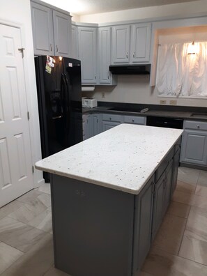 Microwave, dishwasher, coffee/tea maker, cookware/dishes/utensils - Golf front home with 8 beds (Pinehurst)