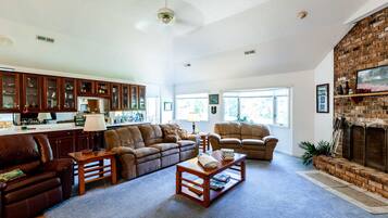 TV, peis og bordtennis