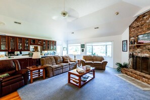 TV, fireplace, table tennis - Golf front home with 8 beds (Pinehurst)