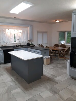 Microwave, dishwasher, coffee/tea maker, cookware/dishes/utensils - Golf front home with 8 beds (Pinehurst)