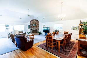 TV, peis og bordtennis