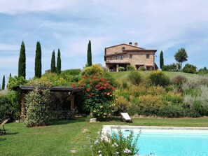 Una piscina al aire libre