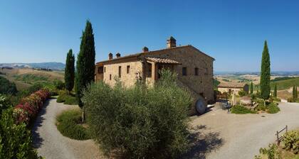 GRANJA PODERE CUNINA 25 KM SIENA SUR EN FRENTE MONTALCINO TOMANDO CLASE DE COCINA