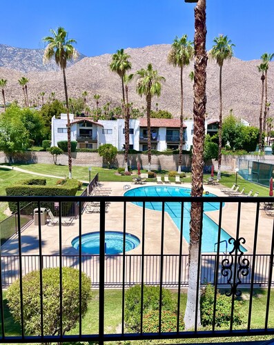 Gorgeous condo with fabulous mountain and pool views in South Palm Springs