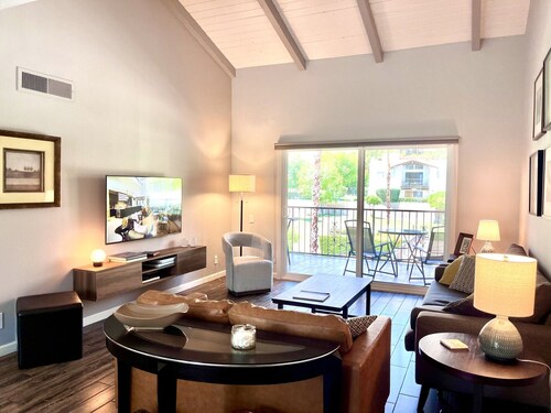 Gorgeous condo with fabulous mountain and pool views in South Palm Springs