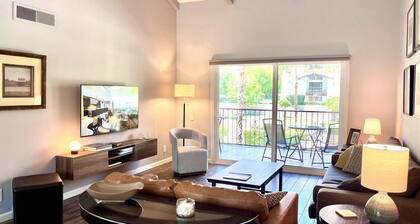 Gorgeous condo with fabulous mountain and pool views in South Palm Springs