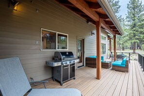Terrace/patio - LOST07 - Spacious home, Hot Tub, Gas Fireplace, Ping Pong (Sunriver)