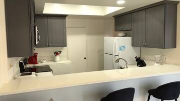 Frigorifero, microonde, forno, piano cottura