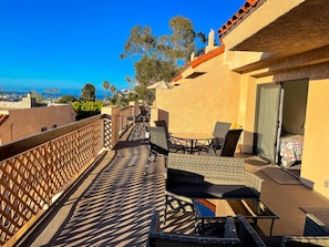 Outdoor dining - Condo w/ mountain & partial ocean view - upper balcony (Avalon)