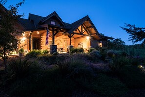 Exterior - Fern Hill Lodge - Luxury Log Retreat with Fishing Pond in Oregon Wine Country (Monmouth)