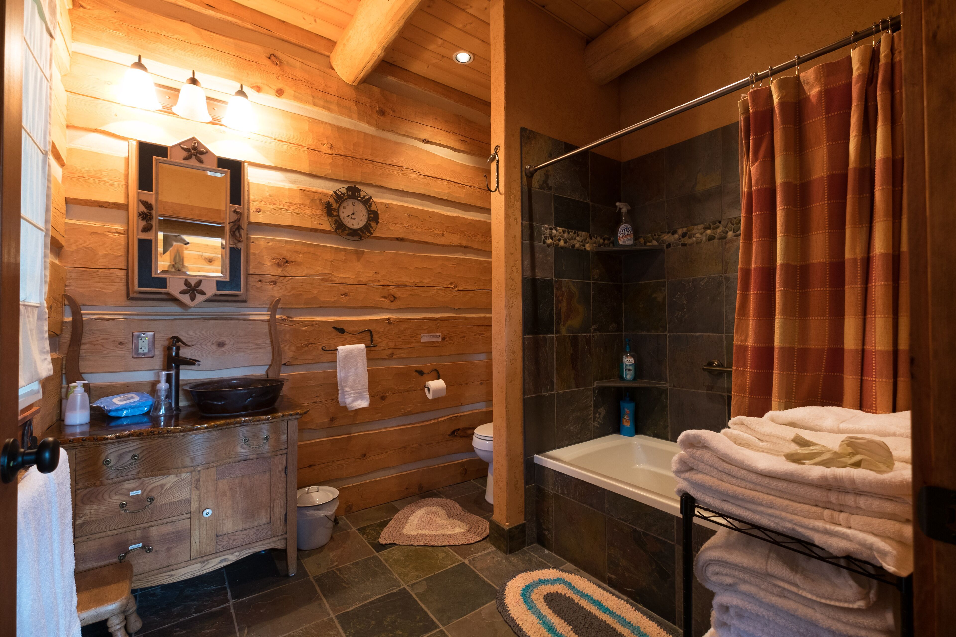 Fern Hill Lodge - Luxury Log Retreat with Fishing Pond in Oregon Wine Country