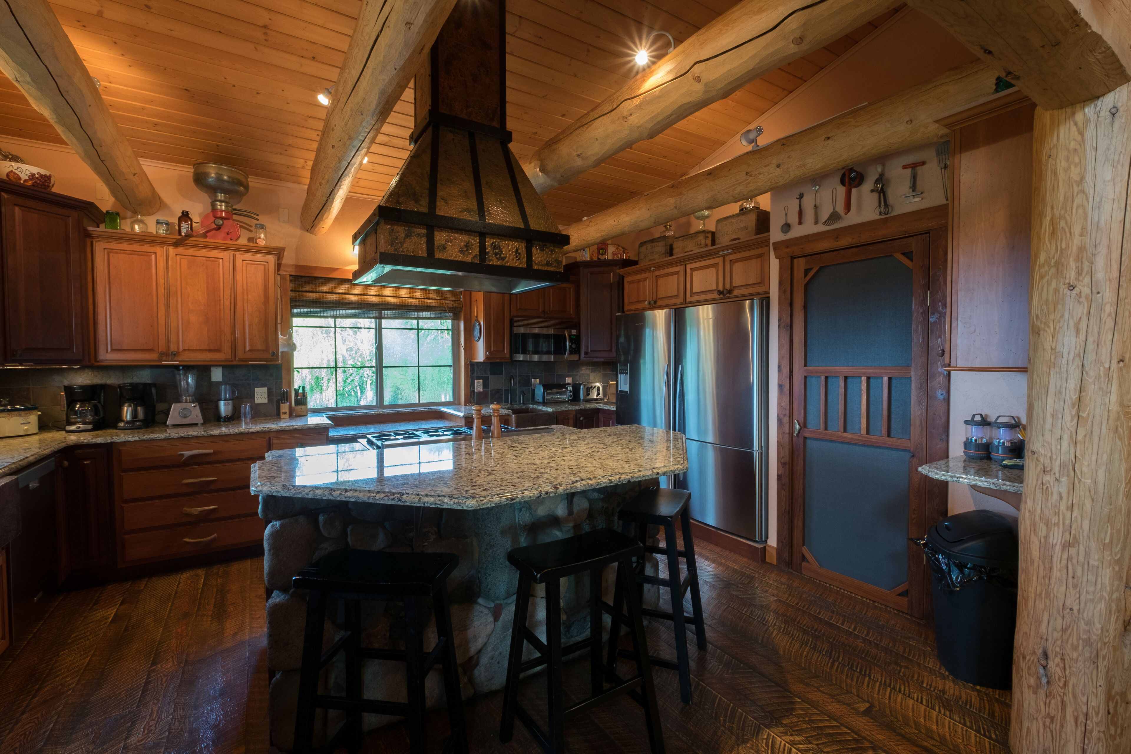 Fern Hill Lodge - Luxury Log Retreat with Fishing Pond in Oregon Wine Country