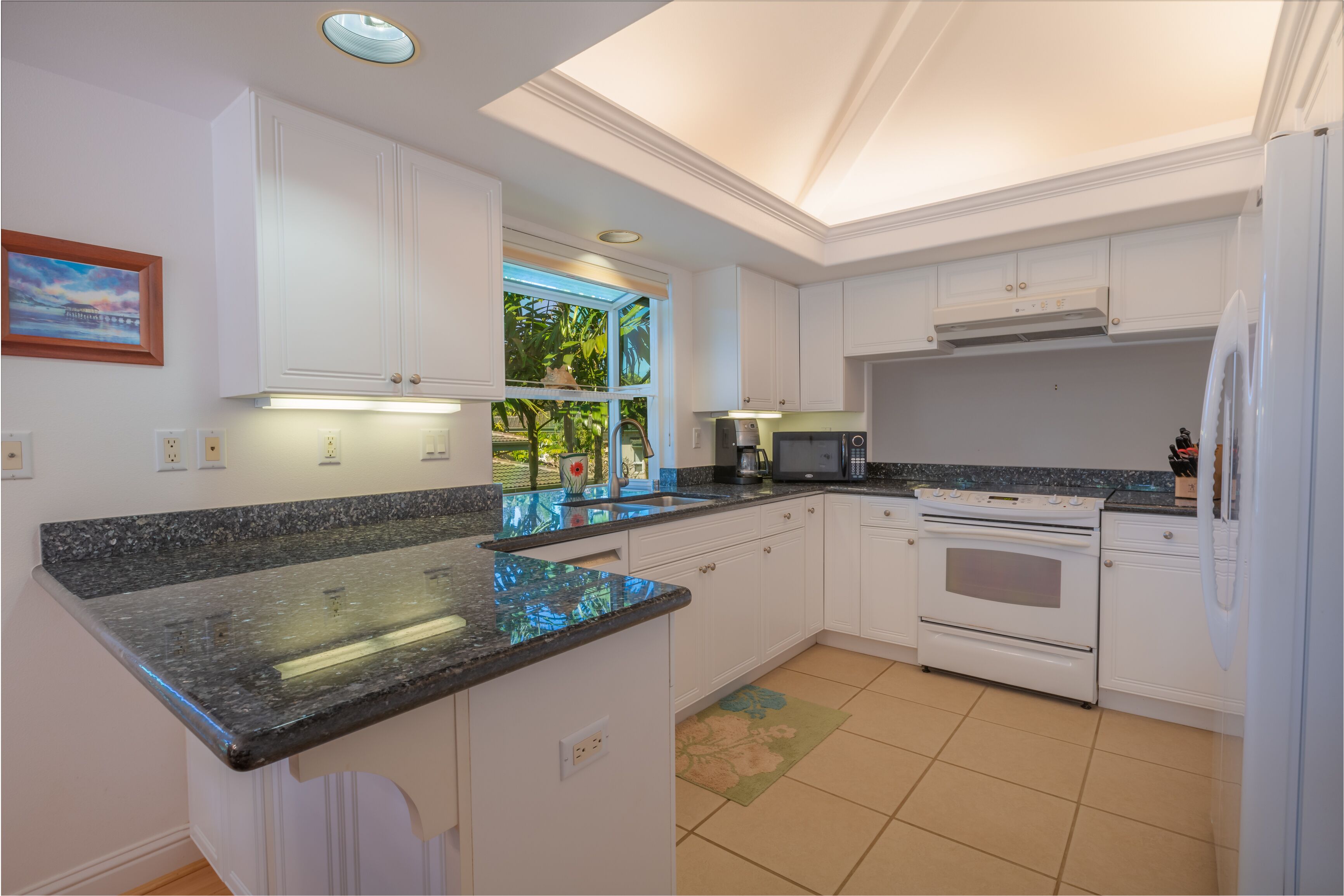 Tropical End Unit Townhouse w AC & Outdoor Lanai!