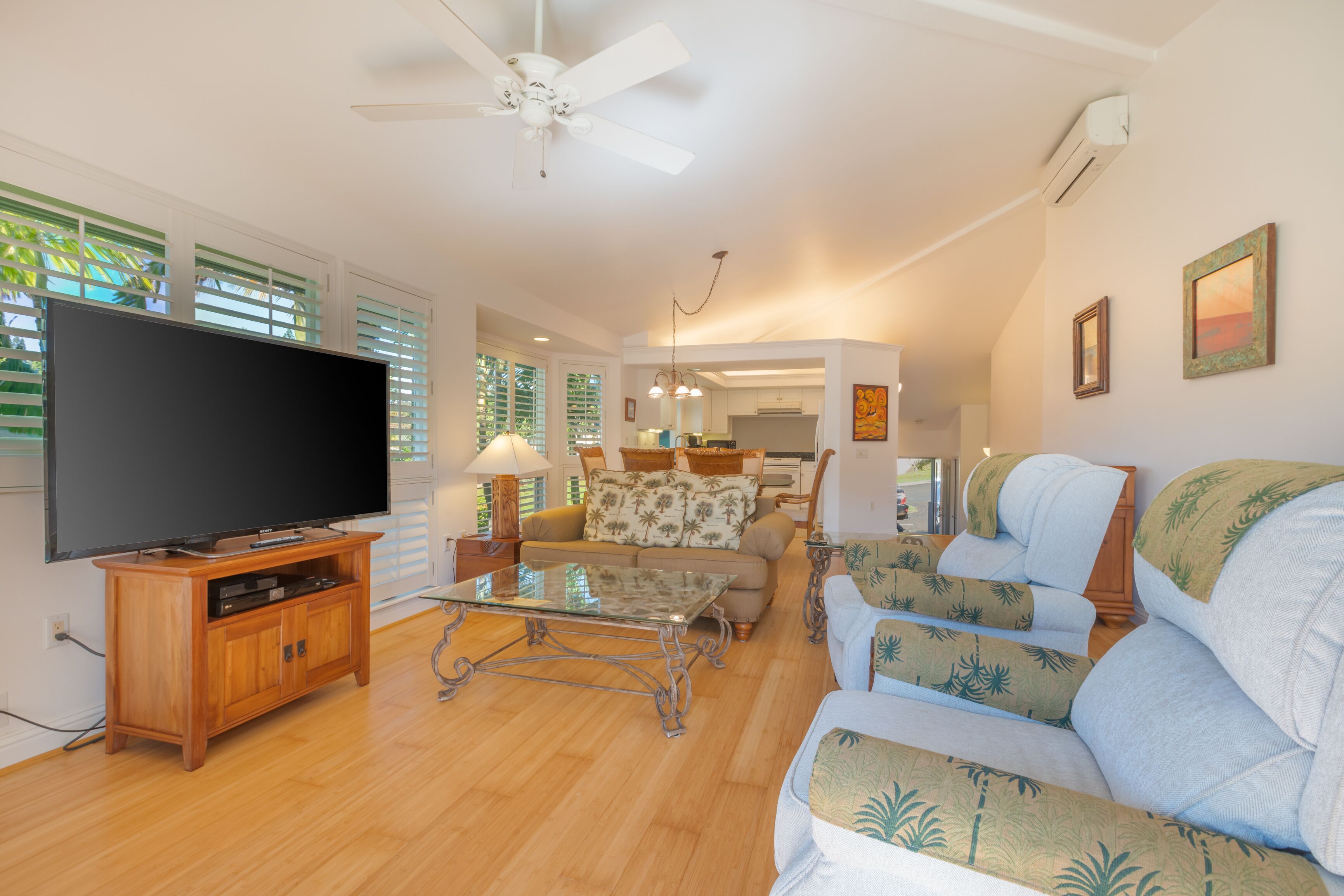 Tropical End Unit Townhouse w AC & Outdoor Lanai!