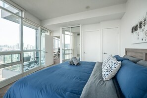 1 slaapkamer, een bureau, een strijkplank/strijkijzer, wifi