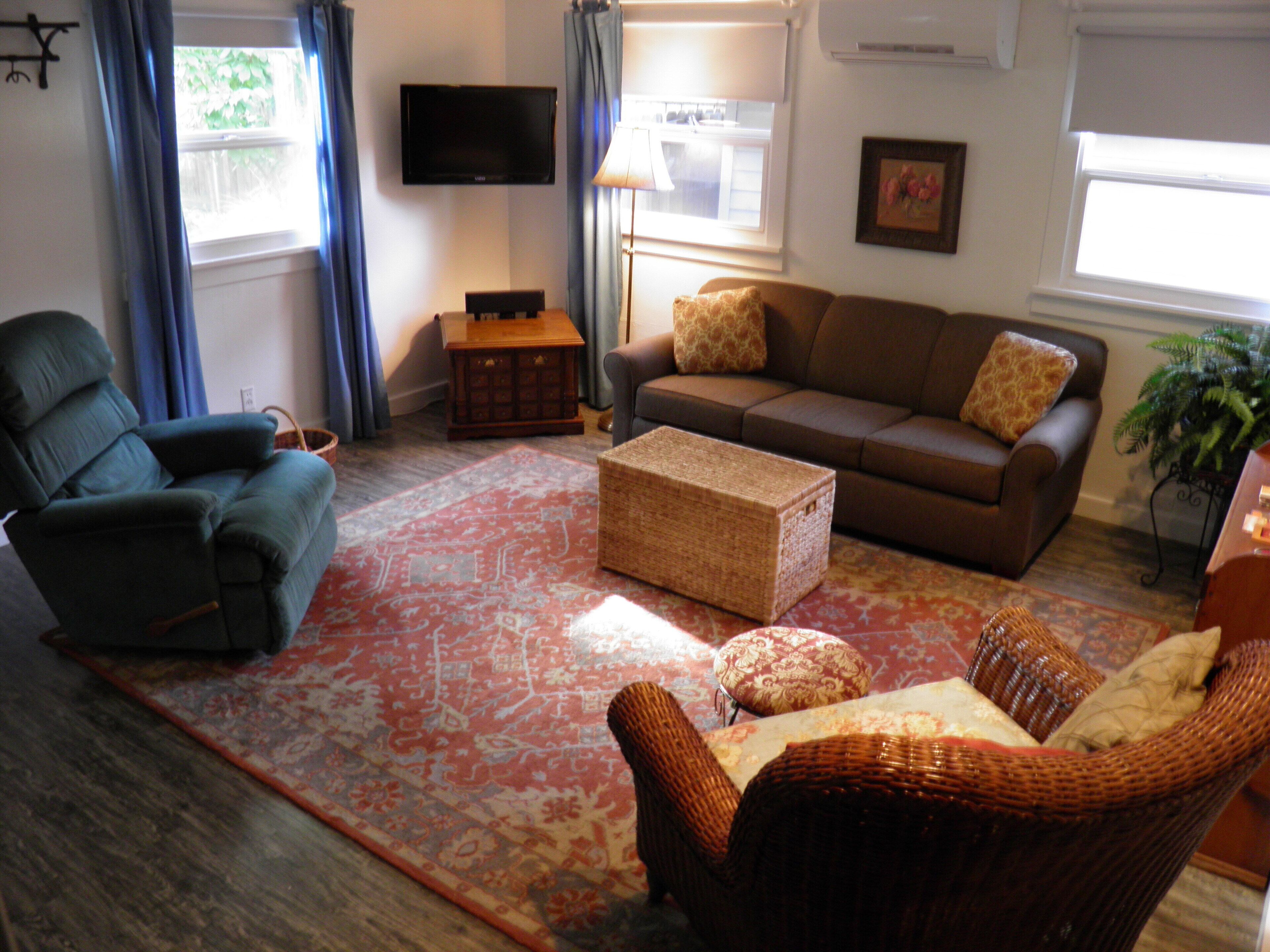 Charming Creek Side Cottage with King bed  Close to Whitman