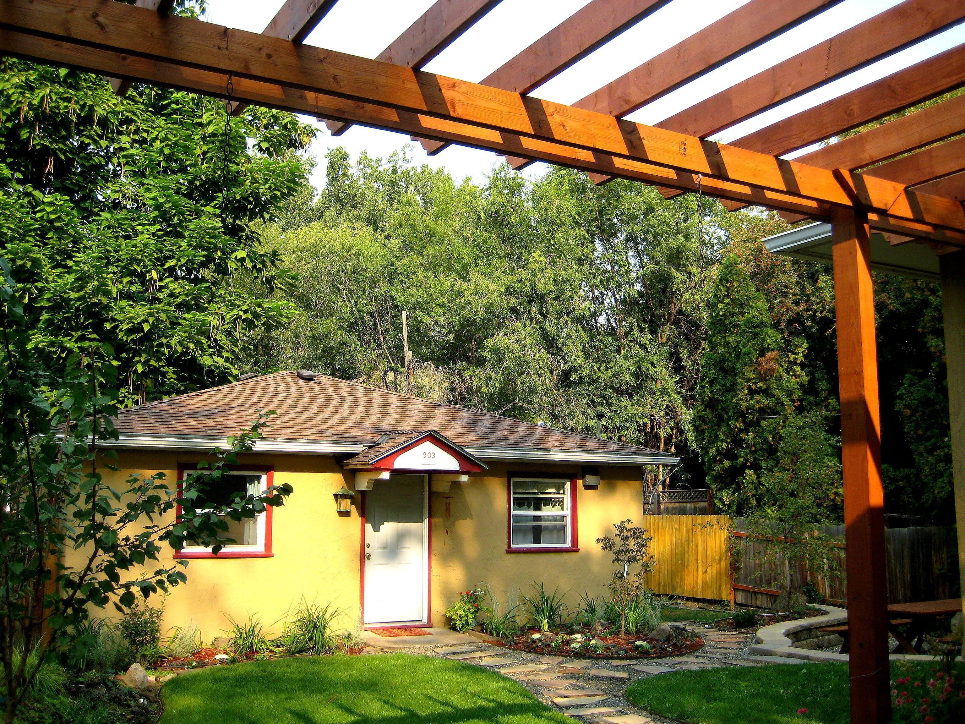 Charming Creek Side Cottage with King bed  Close to Whitman