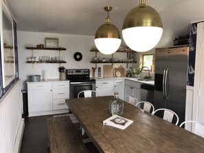 Jääkaappi, mikroaaltouuni, uuni, liesi