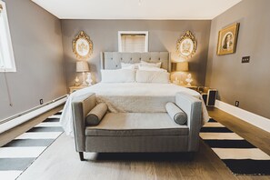 5 makuuhuonetta, työpöytä, silitysrauta/-lauta, vauvan matkasänky