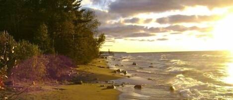 Plage, chaises longues, serviettes de plage