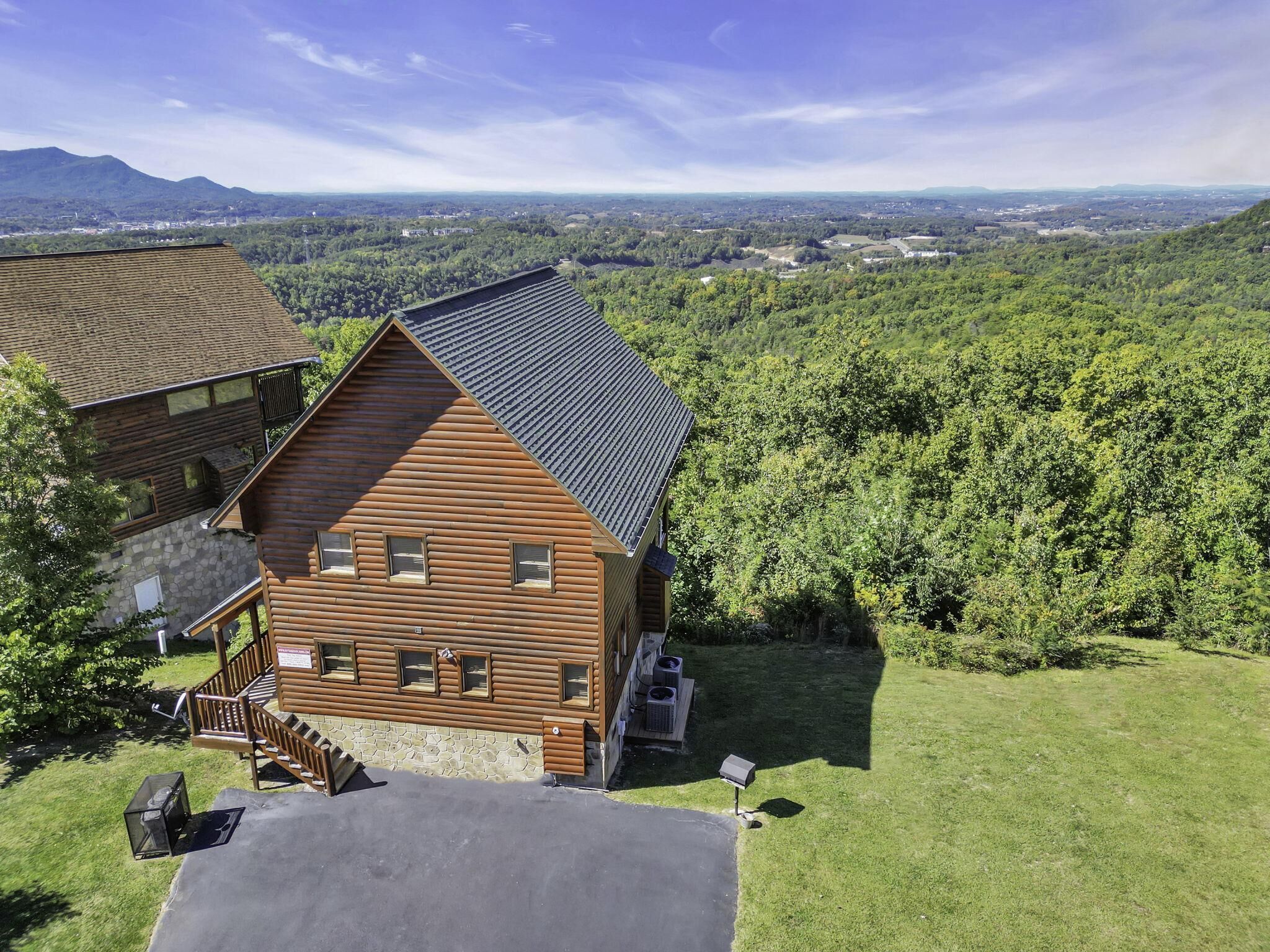 Tree Top Haven - Overlooks City Lights & Dollywood| Brand New Hot Tub!