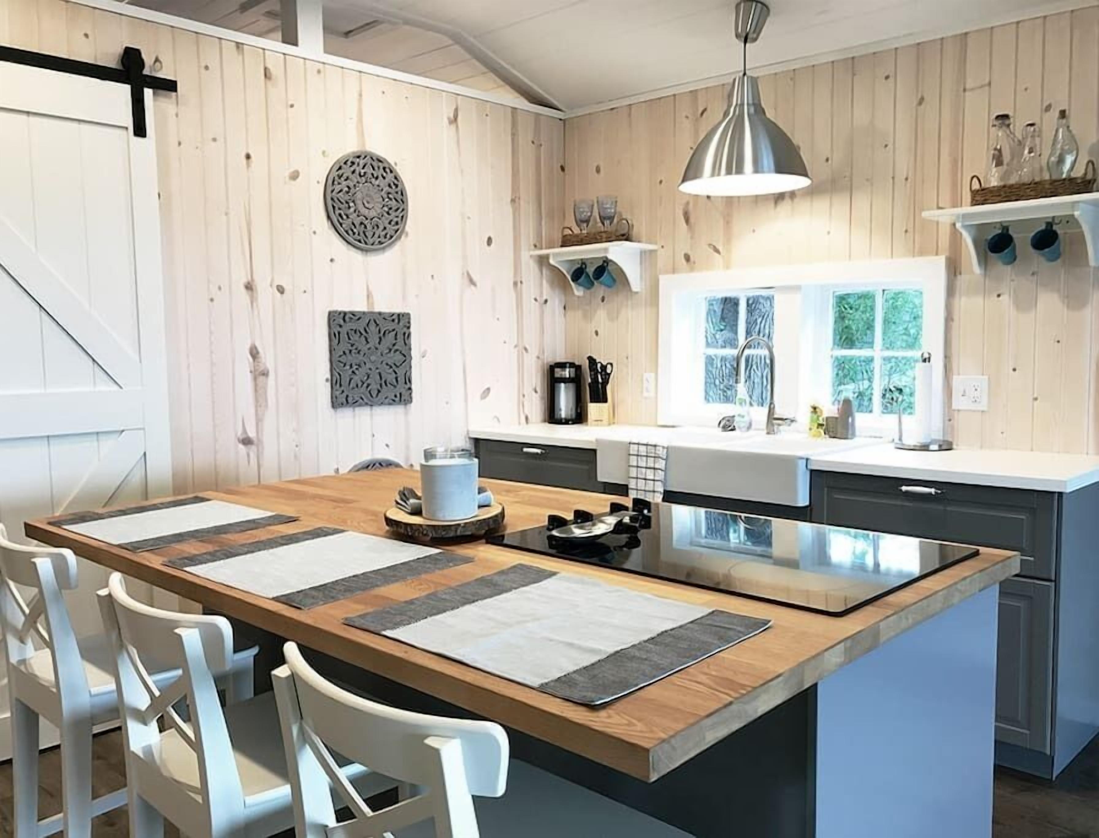 Cabin No. 7 @ The Old Swiss Village - Lake Front!