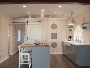 Frigorífico, microondas, placa de cocina y cafetera o tetera