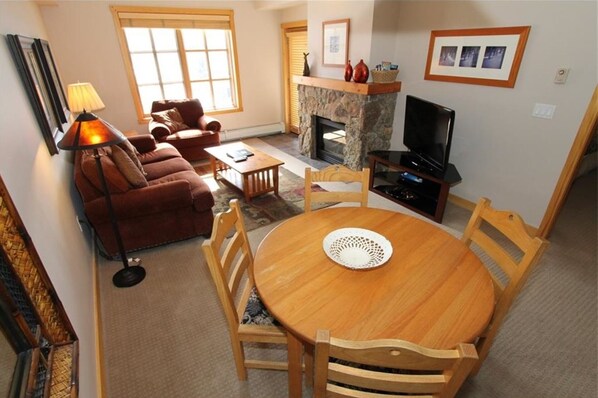 Smart TV, fireplace, streaming services