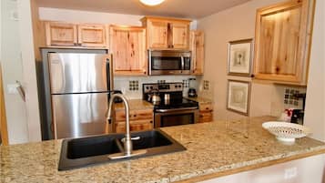 Refrigerador, microondas, horno, placa de cocina