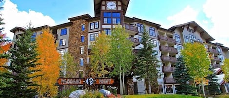 Un hôtel à plusieurs étages, doté d’un imposant clocher, de balcons et d’une enseigne indiquant « Passage Point ».