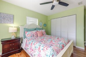 7 bedrooms, desk, free WiFi, bed sheets - Sun of a Beach  Waterfront 7BR Home with Pool, Spa & Dock Minutes from Sombrero Beach (Marathon)