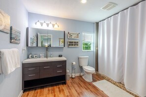 Bathtub, hair dryer, towels, soap - Sun of a Beach  Waterfront 7BR Home with Pool, Spa & Dock Minutes from Sombrero Beach (Marathon)