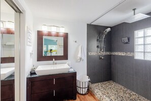 Bathtub, hair dryer, towels, soap - Sun of a Beach  Waterfront 7BR Home with Pool, Spa & Dock Minutes from Sombrero Beach (Marathon)
